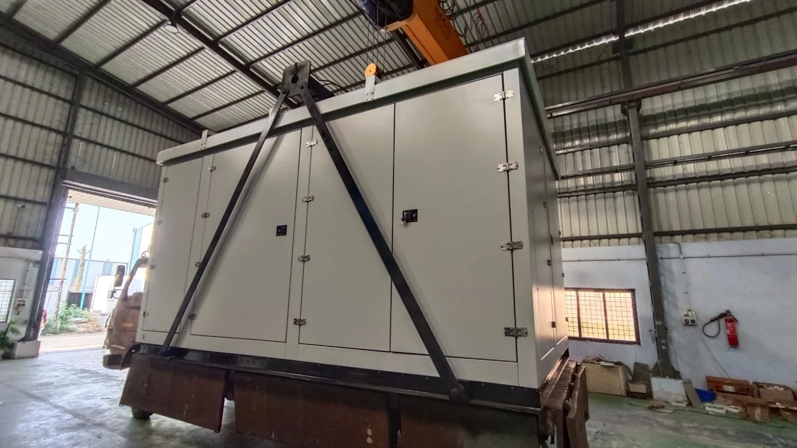 Compact substation prepared for lifting