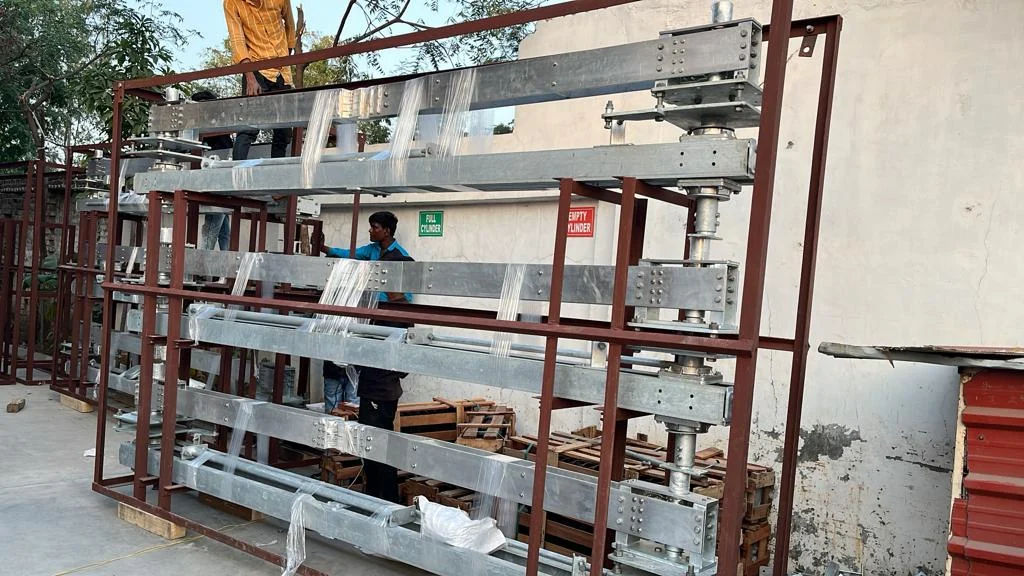 Disconnectors secured on a transport frame